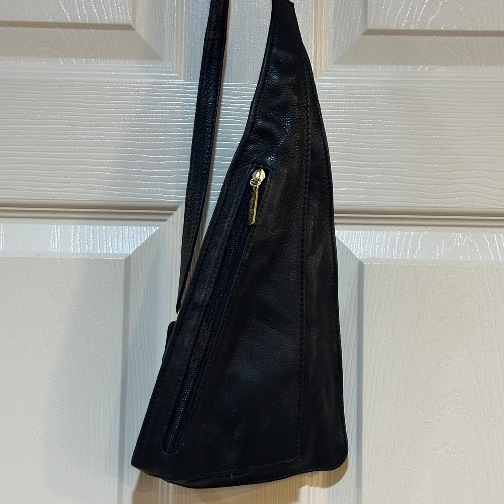 Shveta Black Pebbled Leather Sling Bag Crossbody Teardrop Backpack Gold Hardware - Picture 2 of 10
